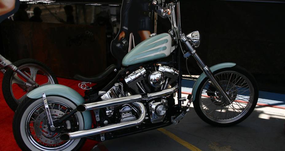 H-D customizada com motor, tanque de óleo, escapes e filtro de ar cromados, para-lama isolado na roda traseira e selin com molas | <a href="https://quatrorodas.abril.com.br/moto/noticias/two-wheels-brazil-reune-fabricantes-nacionais-americanos-motos-vintage" rel="migration"></a>