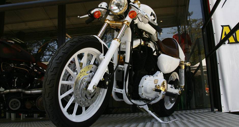 883 Sportster estilo caf&eacute; racer com detalhes dourados, semi-guid&otilde;es fixados nas bengalas e banco individual com rabeta esportiva | <a href="https://quatrorodas.abril.com.br/moto/noticias/two-wheels-brazil-reune-fabricantes-nacionais-americanos-motos-vintage" rel="migration"></a>