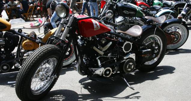 Bobber com frente springer baixa, pneu traseiro adaptado e sem freio frontal, rabo duro, selin fino de couro com molas e motor H-D | <a href="https://quatrorodas.abril.com.br/moto/noticias/two-wheels-brazil-reune-fabricantes-nacionais-americanos-motos-vinta" rel="migration"></a>