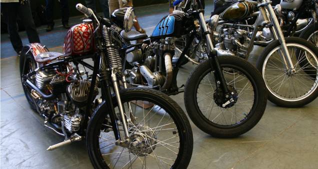 Choppers de variados estilos alinhadas com diferentes motorizações, da esquerda para a direita: motor em V, monocilindro e Twin paralelo | <a href="https://quatrorodas.abril.com.br/moto/noticias/two-wheels-brazil-reune-fabricantes-nacionais-americanos-motos" rel="migration"></a> Choppers de variados estilos alinhadas com diferentes motorizações, da esquerda para a direita: motor em V, monocilindro e Twin paralelo | <a href="https://quatrorodas.abril.com.br/moto/noticias/two-wheels-brazil-reune-fabricantes-nacionais-americanos-motos" rel="migration"></a>