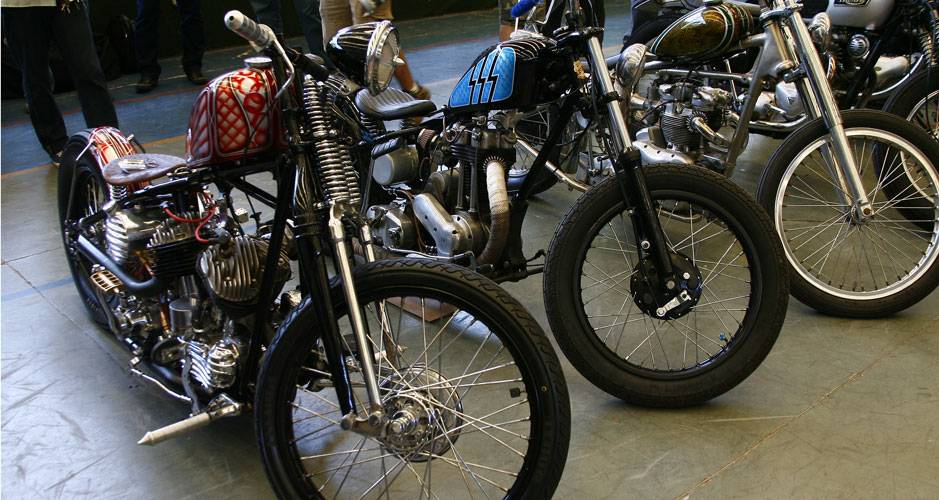 Choppers de variados estilos alinhadas com diferentes motoriza&ccedil;&otilde;es, da esquerda para a direita: motor em V, monocilindro e Twin paralelo | <a href="https://quatrorodas.abril.com.br/moto/noticias/two-wheels-brazil-reune-fabricantes-nacionais-americanos-motos" rel="migration"></a>
