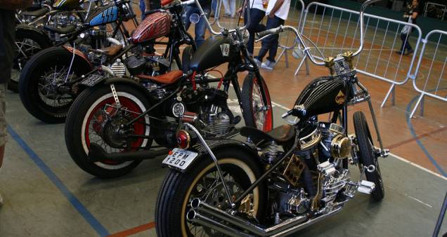 Choppers com frente springer e guidão elevado, quadro rabo duro, pneus faixa branca e motores H-D de diferentes gerações | <a href="https://quatrorodas.abril.com.br/moto/noticias/two-wheels-brazil-reune-fabricantes-nacionais-americanos-motos-vintage-644346." rel="migration"></a> Choppers com frente springer e guidão elevado, quadro rabo duro, pneus faixa branca e motores H-D de diferentes gerações | <a href="https://quatrorodas.abril.com.br/moto/noticias/two-wheels-brazil-reune-fabricantes-nacionais-americanos-motos-vintage-644346." rel="migration"></a>