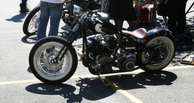 H-D com quadro artesanal rabo duro, selin de couro, pneus faixa branca e frente springer com amortecedor | <a href="https://quatrorodas.abril.com.br/moto/noticias/two-wheels-brazil-reune-fabricantes-nacionais-americanos-motos-vintage-644346.shtml" rel="migration"></a> H-D com quadro artesanal rabo duro, selin de couro, pneus faixa branca e frente springer com amortecedor | <a href="https://quatrorodas.abril.com.br/moto/noticias/two-wheels-brazil-reune-fabricantes-nacionais-americanos-motos-vintage-644346.shtml" rel="migration"></a>