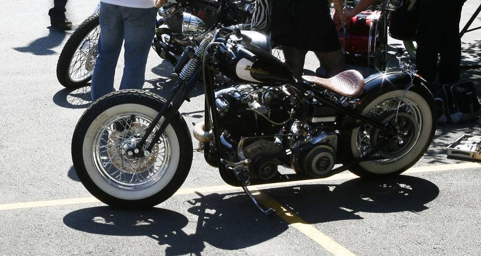 H-D com quadro artesanal rabo duro, selin de couro, pneus faixa branca e frente springer com amortecedor | <a href="https://quatrorodas.abril.com.br/moto/noticias/two-wheels-brazil-reune-fabricantes-nacionais-americanos-motos-vintage-644346.shtml" rel="migration"></a>