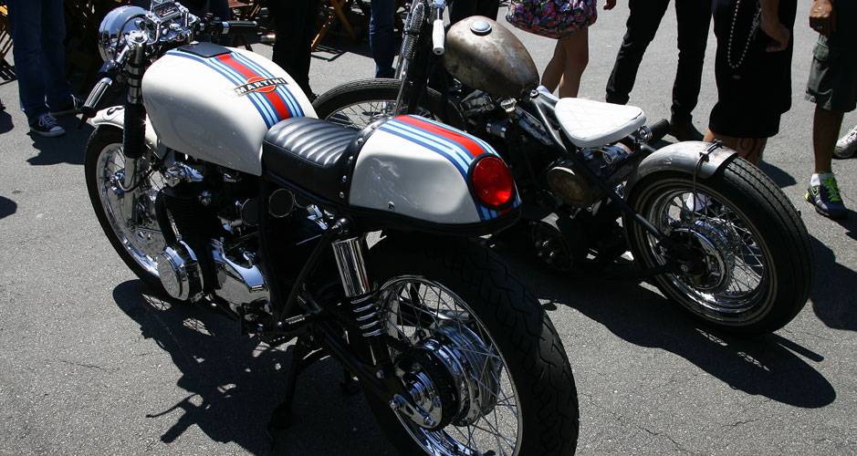 Honda CB 4 cilindros estilo caf&eacute; racer, com pintura de competi&ccedil;&atilde;o, tomadas de ar do carburador estilo cornetas e semi-guid&otilde;es fixados nas bengalas | <a href="https://quatrorodas.abril.com.br/moto/noticias/two-wheels-brazil-reune-fabricantes-nacionais-americ" rel="migration"></a>