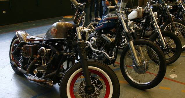 Sequência de motos H-D customizadas em diferentes estilos no ginásio do Two Wheels | <a href="https://quatrorodas.abril.com.br/moto/noticias/two-wheels-brazil-reune-fabricantes-nacionais-americanos-motos-vintage-644346.shtml" rel="migration">Leia mais</a>