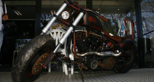 Moto ao estilo Rat Bike surgida a partir dos personagens do filme Mad Max, com motor HD antigo e frente com suspensão invertida adaptada | <a href="https://quatrorodas.abril.com.br/moto/noticias/two-wheels-brazil-reune-fabricantes-nacionais-americanos-motos" rel="migration"></a>