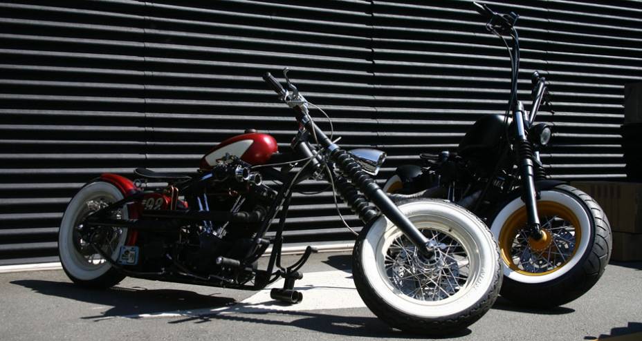 Chopper Harley-Davidson com angulo de cáster muito aberto e imenso pneu traseiro adaptado na dianteira | <a href="https://quatrorodas.abril.com.br/moto/noticias/two-wheels-brazil-reune-fabricantes-nacionais-americanos-motos-vintage-644346.shtml" rel="migration">Leia mais</a>