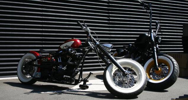 Chopper Harley-Davidson com angulo de cáster muito aberto e imenso pneu traseiro adaptado na dianteira | <a href="https://quatrorodas.abril.com.br/moto/noticias/two-wheels-brazil-reune-fabricantes-nacionais-americanos-motos-vintage-644346.shtml" rel="migration">Leia mais</a>