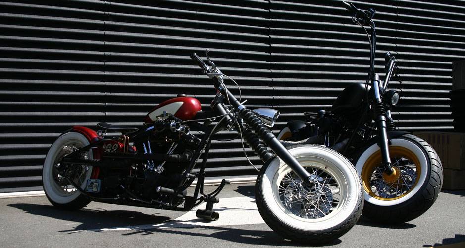 Chopper Harley-Davidson com angulo de c&aacute;ster muito aberto e imenso pneu traseiro adaptado na dianteira | <a href="https://quatrorodas.abril.com.br/moto/noticias/two-wheels-brazil-reune-fabricantes-nacionais-americanos-motos-vintage-644346.shtml" rel="migration">Leia mais</a>