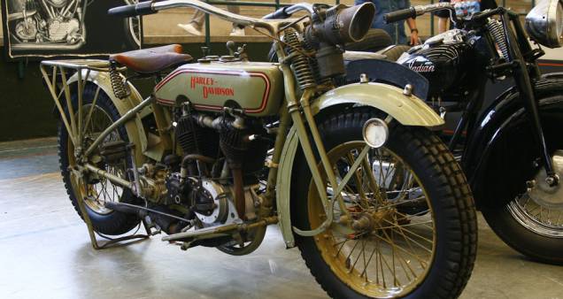 Harley-Davidson original 1920 com lubrificação manual e sem reaproveitamento do óleo | <a href="https://quatrorodas.abril.com.br/moto/noticias/two-wheels-brazil-reune-fabricantes-nacionais-americanos-motos-vintage-644346.shtml" rel="migration">Leia mais</a> Harley-Davidson original 1920 com lubrificação manual e sem reaproveitamento do óleo | <a href="https://quatrorodas.abril.com.br/moto/noticias/two-wheels-brazil-reune-fabricantes-nacionais-americanos-motos-vintage-644346.shtml" rel="migration">Leia mais</a>