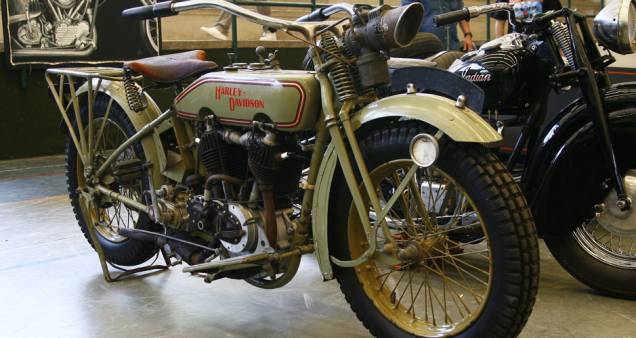 Harley-Davidson original 1920 com lubrificação manual e sem reaproveitamento do óleo | <a href="https://quatrorodas.abril.com.br/moto/noticias/two-wheels-brazil-reune-fabricantes-nacionais-americanos-motos-vintage-644346.shtml" rel="migration">Leia mais</a>