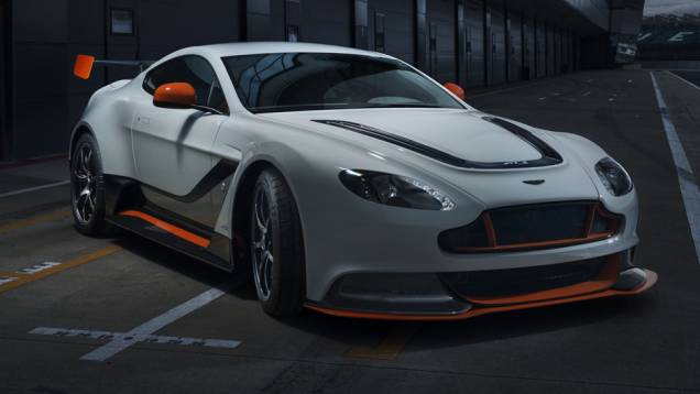 Edição especial de 100 unidades do carro de corrida para uso nas ruas | <a href="https://quatrorodas.abril.com.br/noticias/saloes/genebra-2015/aston-martin-apresenta-vantage-gt3-rua-837641.shtml" rel="migration">Leia mais</a>