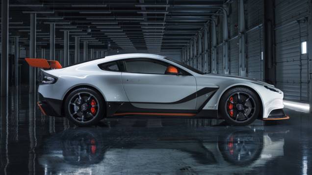Modelo tem aerodinâmica refinada, mecânica atualizada e peças em fibra de carbono para ficar mais leve | <a href="https://quatrorodas.abril.com.br/noticias/saloes/genebra-2015/aston-martin-apresenta-vantage-gt3-rua-837641.shtml" rel="migration">Leia mais</a> Modelo tem aerodinâmica refinada, mecânica atualizada e peças em fibra de carbono para ficar mais leve | <a href="https://quatrorodas.abril.com.br/noticias/saloes/genebra-2015/aston-martin-apresenta-vantage-gt3-rua-837641.shtml" rel="migration">Leia mais</a>