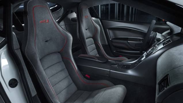 Fibra de carbono foi usada fora e dentro do carro, que possui estofamento em Alcântara | <a href="https://quatrorodas.abril.com.br/noticias/saloes/genebra-2015/aston-martin-apresenta-vantage-gt3-rua-837641.shtml" rel="migration">Leia mais</a> Fibra de carbono foi usada fora e dentro do carro, que possui estofamento em Alcântara | <a href="https://quatrorodas.abril.com.br/noticias/saloes/genebra-2015/aston-martin-apresenta-vantage-gt3-rua-837641.shtml" rel="migration">Leia mais</a>