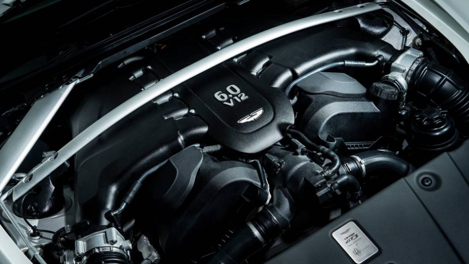 Motor 6.0 litros V12 passou por atualizações e rende mais de 600 cavalos de potência | <a href="https://quatrorodas.abril.com.br/noticias/saloes/genebra-2015/aston-martin-apresenta-vantage-gt3-rua-837641.shtml" rel="migration">Leia mais</a>