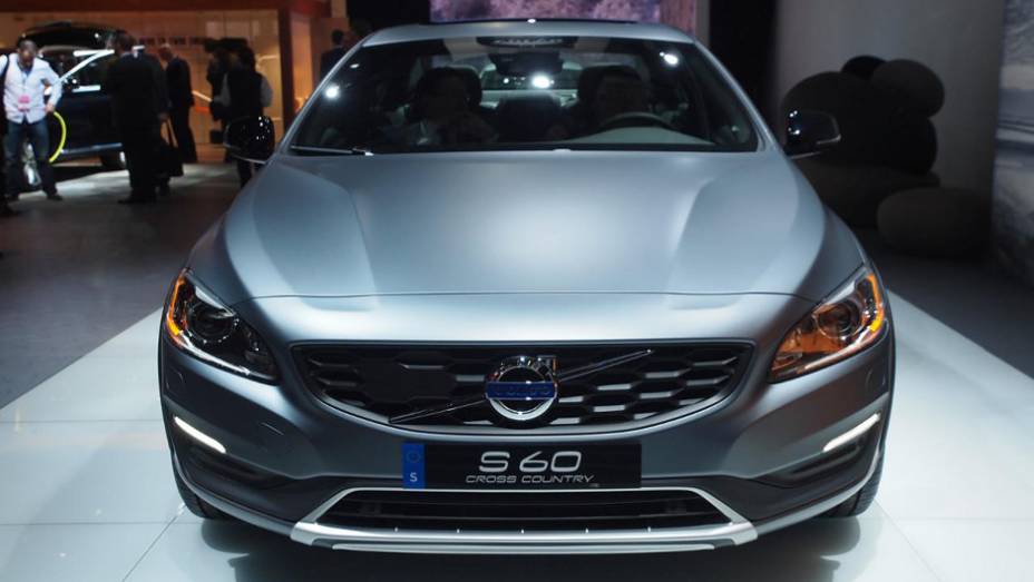 Motorização varia entre o T5, com 245 cv, e D4 com até 190 cv | <a href="https://quatrorodas.abril.com.br/noticias/saloes/detroit-2015/volvo-s60-cross-country-revelado-detroit-825421.shtml" rel="migration">Leia mais</a>