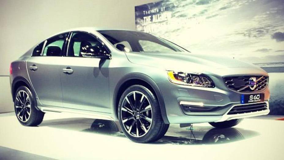 Sedã cresceu 6,5 cm na altura, o que oferece mais conforto e estabilidade | <a href="https://quatrorodas.abril.com.br/noticias/saloes/detroit-2015/volvo-s60-cross-country-revelado-detroit-825421.shtml" rel="migration">Leia mais</a>