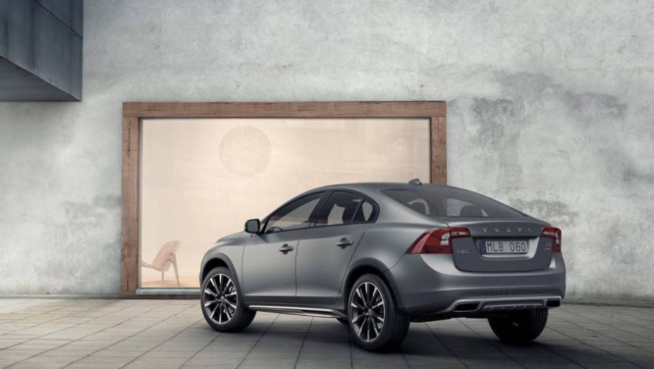 Modelo terá edição limitada, com as primeiras entregues previstas para o fim do primeiro semestre de 2015 | <a href="https://quatrorodas.abril.com.br/noticias/saloes/detroit-2015/volvo-s60-cross-country-revelado-detroit-825421.shtml" rel="migration">Leia mais</a>