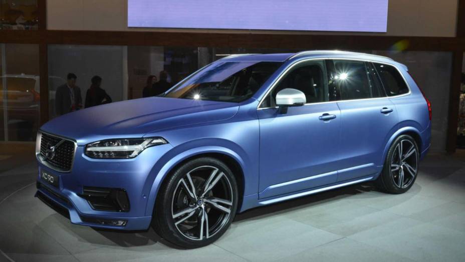 Segunda geração do SUV chega com uma face mais esportiva | <a href="https://quatrorodas.abril.com.br/noticias/saloes/detroit-2015/volvo-mostro-xc90-r-design-825360.shtml" rel="migration">Leia mais</a>
