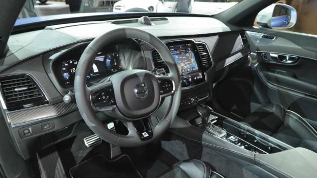 Esportividade também está presente no interior, com bancos R-Design, pedais e tapetes laminados | <a href="https://quatrorodas.abril.com.br/noticias/saloes/detroit-2015/volvo-mostro-xc90-r-design-825360.shtml" rel="migration">Leia mais</a> Esportividade também está presente no interior, com bancos R-Design, pedais e tapetes laminados | <a href="https://quatrorodas.abril.com.br/noticias/saloes/detroit-2015/volvo-mostro-xc90-r-design-825360.shtml" rel="migration">Leia mais</a>