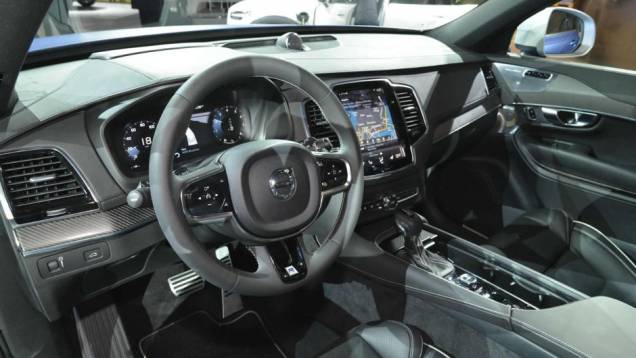 Esportividade também está presente no interior, com bancos R-Design, pedais e tapetes laminados | <a href="https://quatrorodas.abril.com.br/noticias/saloes/detroit-2015/volvo-mostro-xc90-r-design-825360.shtml" rel="migration">Leia mais</a>