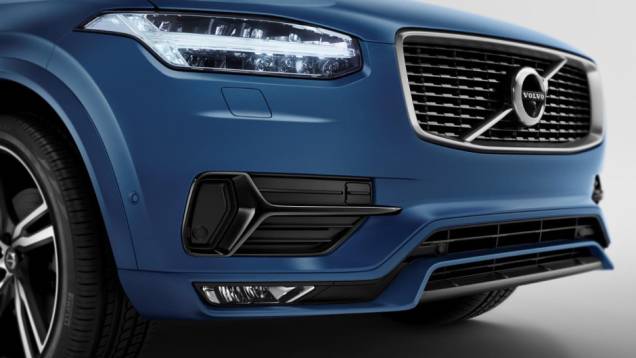 Primeiras unidades do SUV serão entregues em maio, mas a montadora ainda não revelou a precificação | <a href="https://quatrorodas.abril.com.br/noticias/saloes/detroit-2015/volvo-mostro-xc90-r-design-825360.shtml" rel="migration">Leia mais</a>