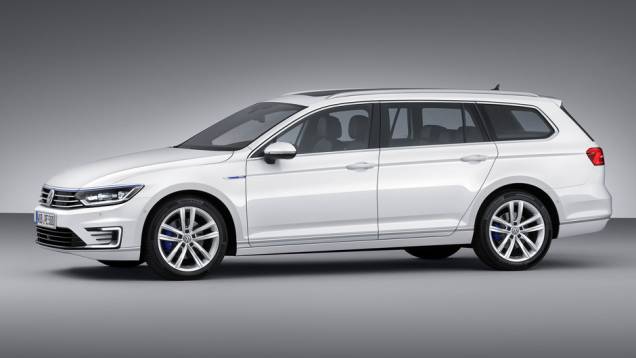 Passat GTE ganha detalhes em azul na carroceria e pinça de freios | <a href="https://quatrorodas.abril.com.br/noticias/saloes/paris-2014/vw-apresenta-passat-gte-802784.shtml" rel="migration">Leia mais</a>