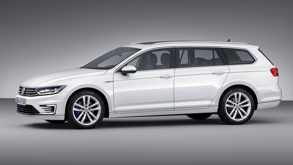 Passat GTE ganha detalhes em azul na carroceria e pin&ccedil;a de freios | <a href="https://quatrorodas.abril.com.br/noticias/saloes/paris-2014/vw-apresenta-passat-gte-802784.shtml" rel="migration">Leia mais</a>