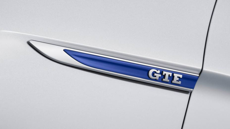 Versão GTE tem 218 cavalos de potência | <a href="https://quatrorodas.abril.com.br/noticias/saloes/paris-2014/vw-apresenta-passat-gte-802784.shtml" rel="migration">Leia mais</a>
