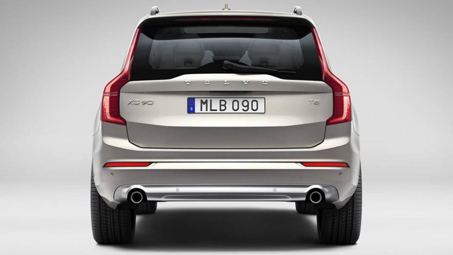 Traseira do XC90 lembra o modelo anterior | <a href="https://quatrorodas.abril.com.br/carros/lancamentos/volvo-xc90-797953.shtml" rel="migration">Leia mais</a>