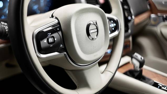 Volante multifuncional agrupa diversas funções | <a href="https://quatrorodas.abril.com.br/carros/lancamentos/volvo-xc90-797953.shtml" rel="migration">Leia mais</a> Volante multifuncional agrupa diversas funções | <a href="https://quatrorodas.abril.com.br/carros/lancamentos/volvo-xc90-797953.shtml" rel="migration">Leia mais</a>