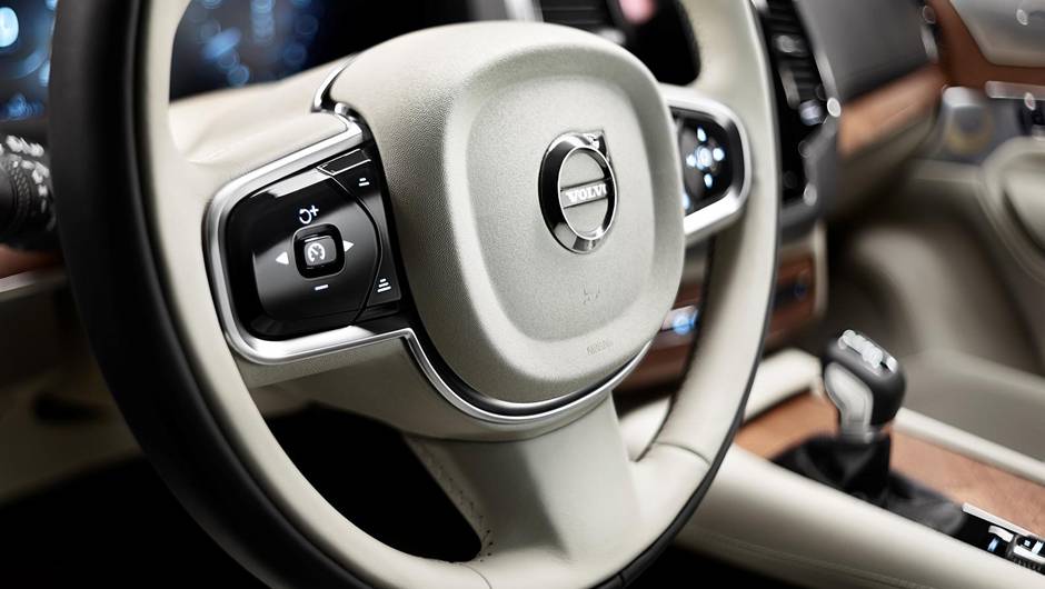 Volante multifuncional agrupa diversas fun&ccedil;&otilde;es | <a href="https://quatrorodas.abril.com.br/carros/lancamentos/volvo-xc90-797953.shtml" rel="migration">Leia mais</a>