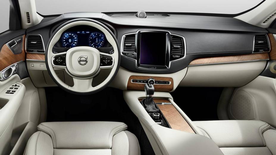 Painel tem grande tela sensível ao toque que controla as funções do carro; marca diz que o XC90 é o carro mais luxuoso de sua história | <a href="https://quatrorodas.abril.com.br/carros/lancamentos/volvo-xc90-797953.shtml" rel="migration">Leia mais</a>