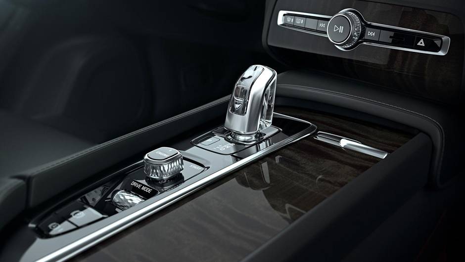 Quase sem bot&otilde;es, o console central &eacute; tomado por uma enorme tela sens&iacute;vel ao toque | <a href="https://quatrorodas.abril.com.br/carros/lancamentos/volvo-xc90-797953.shtml" rel="migration">Leia mais</a>