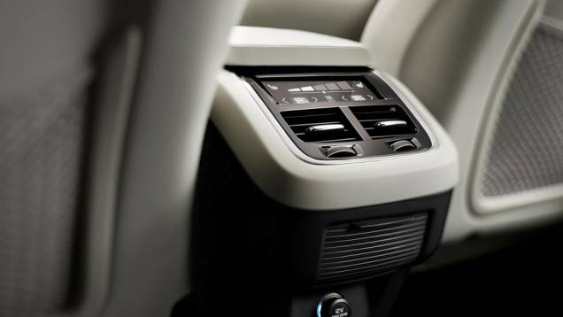 Controles do ar-condicionado exclusivos para os passageiros traseiros; marca oferece quatro ajustes individuais de temperatura | <a href="https://quatrorodas.abril.com.br/carros/lancamentos/volvo-xc90-797953.shtml" rel="migration">Leia mais</a>