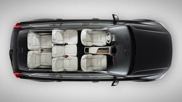 Interior comporta até sete pessoas, distribuídas em três fileiras de bancos | <a href="https://quatrorodas.abril.com.br/carros/lancamentos/volvo-xc90-797953.shtml" rel="migration">Leia mais</a> Interior comporta até sete pessoas, distribuídas em três fileiras de bancos | <a href="https://quatrorodas.abril.com.br/carros/lancamentos/volvo-xc90-797953.shtml" rel="migration">Leia mais</a>