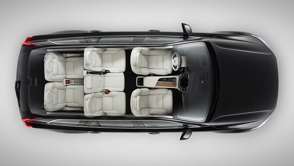 Interior comporta at&eacute; sete pessoas, distribu&iacute;das em tr&ecirc;s fileiras de bancos | <a href="https://quatrorodas.abril.com.br/carros/lancamentos/volvo-xc90-797953.shtml" rel="migration">Leia mais</a>