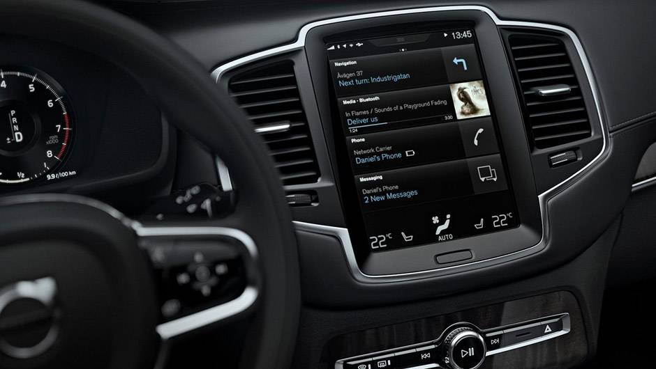 Pela tela &eacute; poss&iacute;vel controlar o som, mudar a temperatura do ar-condicionado, entre outras fun&ccedil;&otilde;es... | <a href="https://quatrorodas.abril.com.br/carros/lancamentos/volvo-xc90-797953.shtml" rel="migration">Leia mais</a>