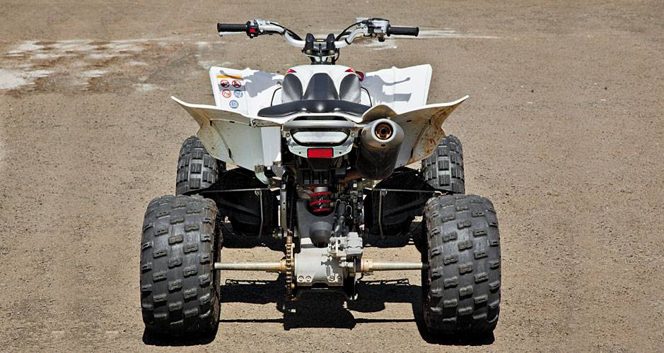 Suspens&atilde;o traseira ao estilo motocicl&iacute;stico, com balan&ccedil;a oscilante e...