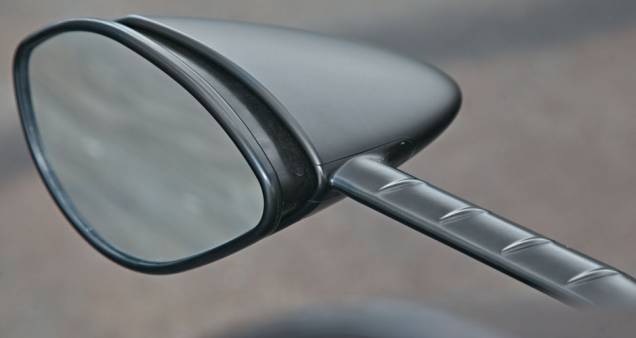 Espelhos carenados indicam o cuidado com a aerodinâmica
