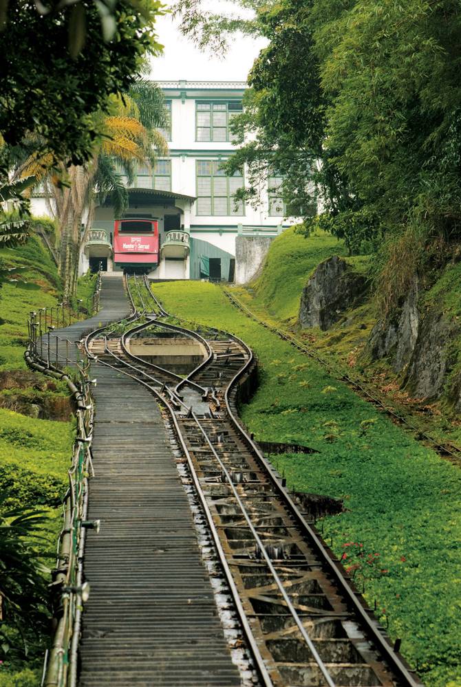 O funicular leva a um mirante: vista de Santos a 150 metros