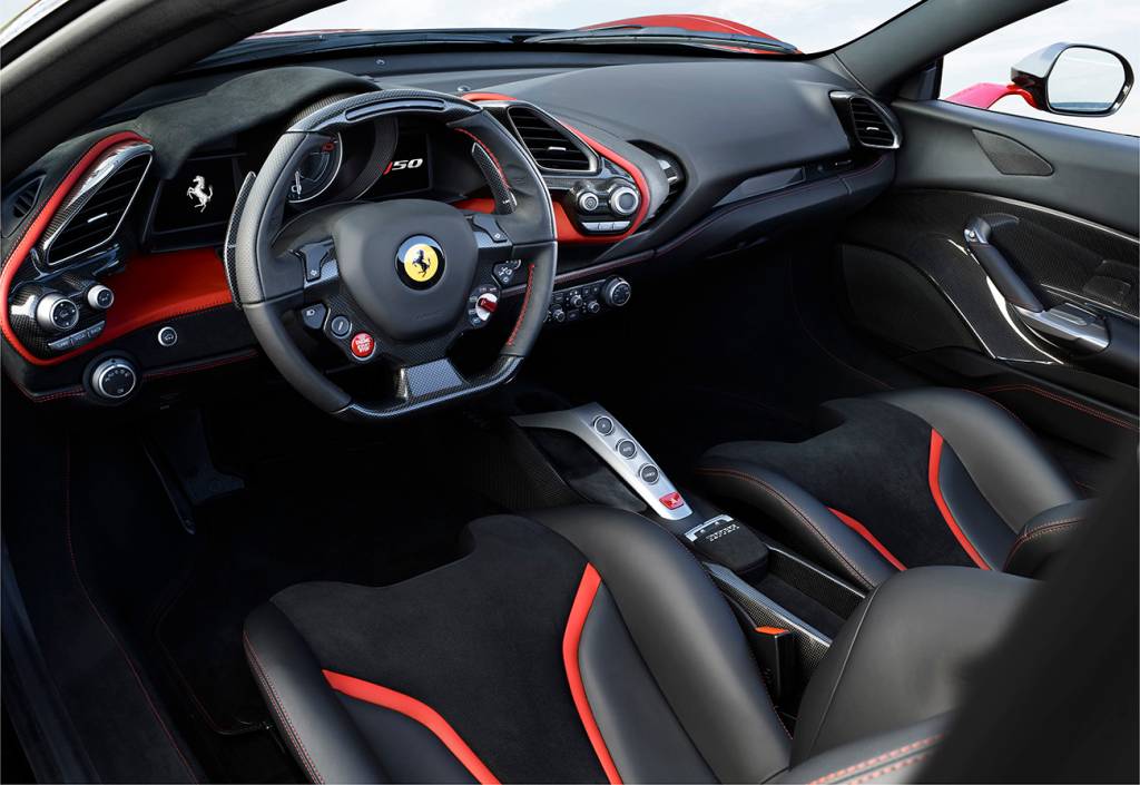 Cockpit é semelhante ao da Ferrari 488 GTB