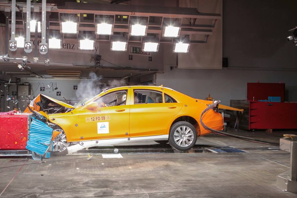 Crash-test de um Mercedes Classe S blindado
