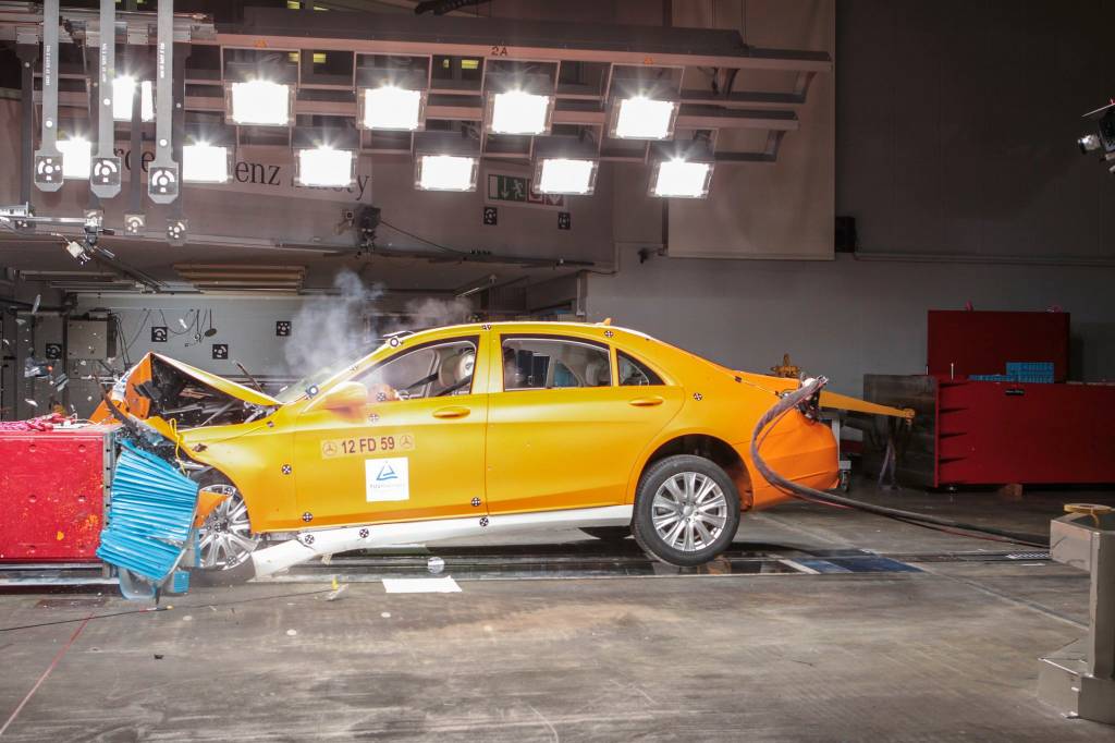 Crash-test com Mercedes Classe S blindado Crash-test de um Mercedes Classe S blindado