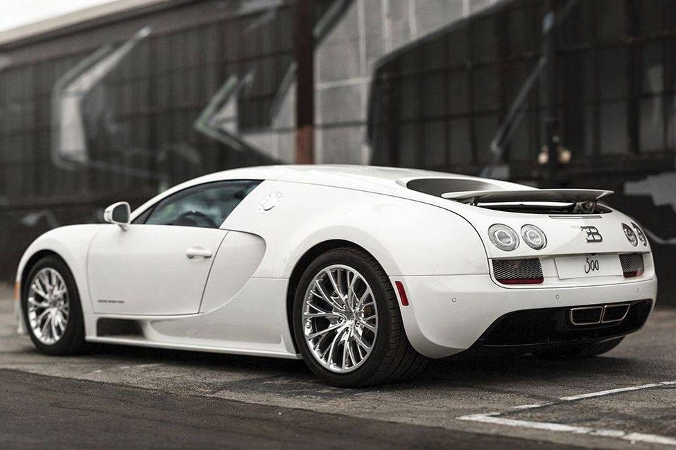 Bugatti Veyron Super Sport em posição 3x4 de traseira