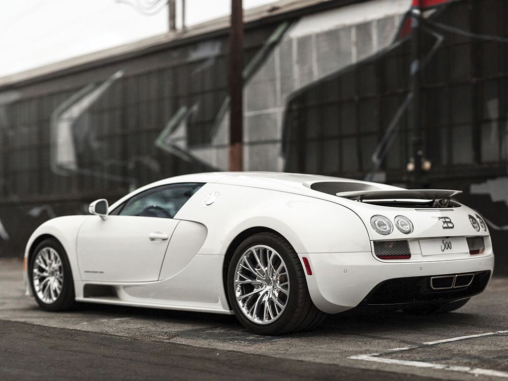 Bugatti Veyron Super Sport em posição 3x4 de traseira