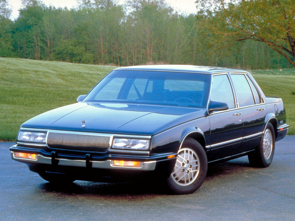 Buick Le Sabre 1986 em posição 3x4 de frente