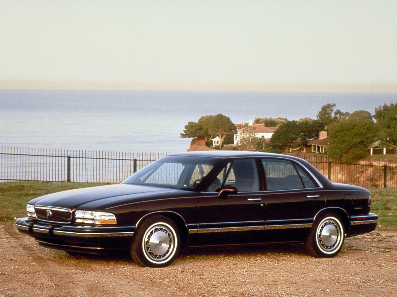 Buick LeSabre 1992 em posição 3x4 de frente