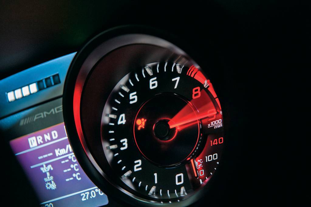 Conta-giros do Mercedes SLS AMG: faixa vermelha só depois dos 7.000 rpm